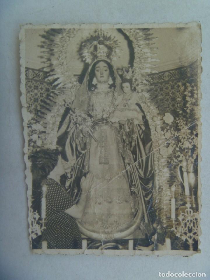 Fotograf&iacute;a antigua: FOTO DE MUJER REZANDO ANTE LA VIRGEN DEL SOCORRO , ROCIANA DEL CONDADO ( HUELVA )