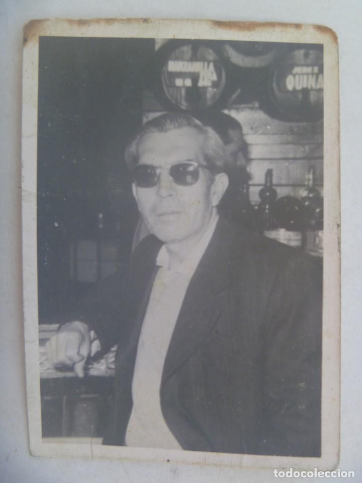 Fotograf&iacute;a antigua: FOTO DE SE&Ntilde;OR EN UN BAR , DETRAS BARRICAS DE VINO, MANZANILLA Y QUINA