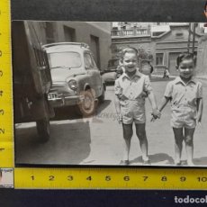 Fotografía antigua: NIÑOS JUNTO A SEAT 600 / FOTO ANTIGUA EN BLANCO Y NEGRO - AÑOS 60/70 - ESPAÑA CATALUNYA COCHE. Lote 321857423