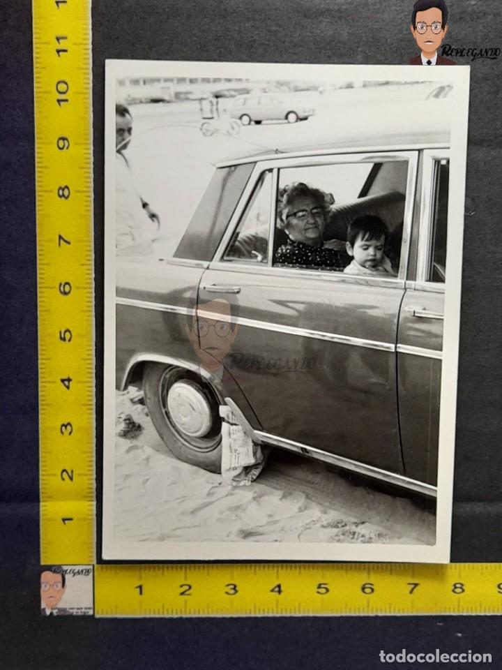 Fotograf&iacute;a antigua: ABUELA Y NIETO EN SEAT 1500 / FOTO ANTIGUA - A&Ntilde;OS 60/70 - ESPA&Ntilde;A COCHE CL&Aacute;SICO - MUJER Y NI&Ntilde;O