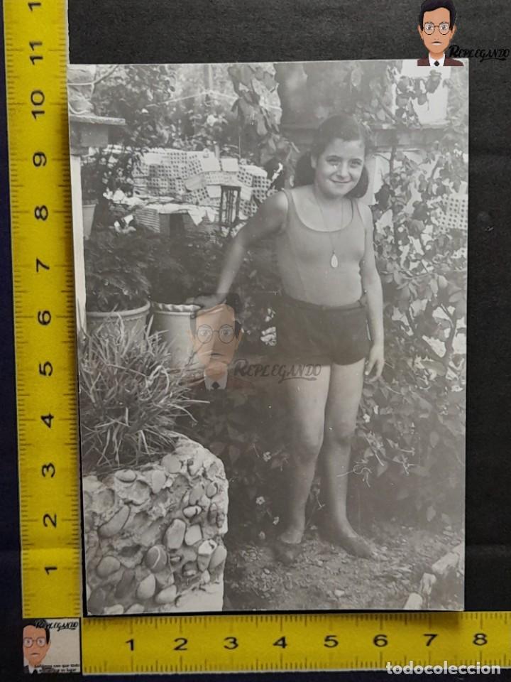 Antique Photography: NI&Ntilde;A EN JARD&Iacute;N CON MACETAS / FOTO ANTIGUA EN BLANCO Y NEGRO - A&Ntilde;OS 70 - COSTUMBRISMO ESPA&Ntilde;A