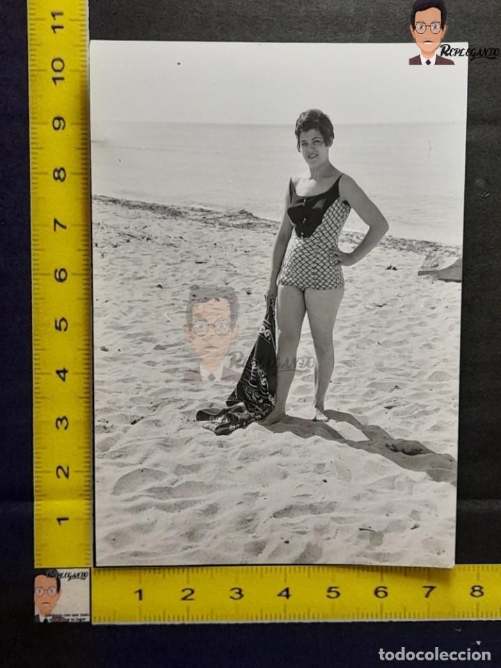 chica en bañador en la playa / foto antig - Photographies anciennes de photomécanique
