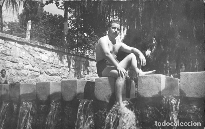 Fotograf&iacute;a antigua: X1766 Joven hombre con bigotes en ba&ntilde;ador sentado por la represa - Foto Postal 1940'