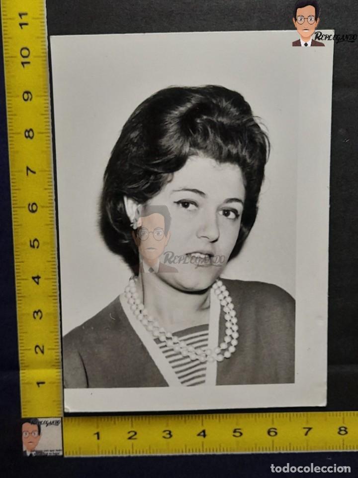 Alte Fotografie: CHICA JOVEN CON COLLAR DE PERLAS / FOTO ANTIGUA ESTUDIO EN BLANCO Y NEGRO - A&Ntilde;OS 50/60 - ESPA&Ntilde;A