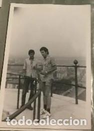 Fotograf&iacute;a antigua: Fotograf&iacute;a antigua a m&aacute;quina no digital. Dos amigos charlando. Blanco y negro. A&ntilde;os 70. Buen estado.