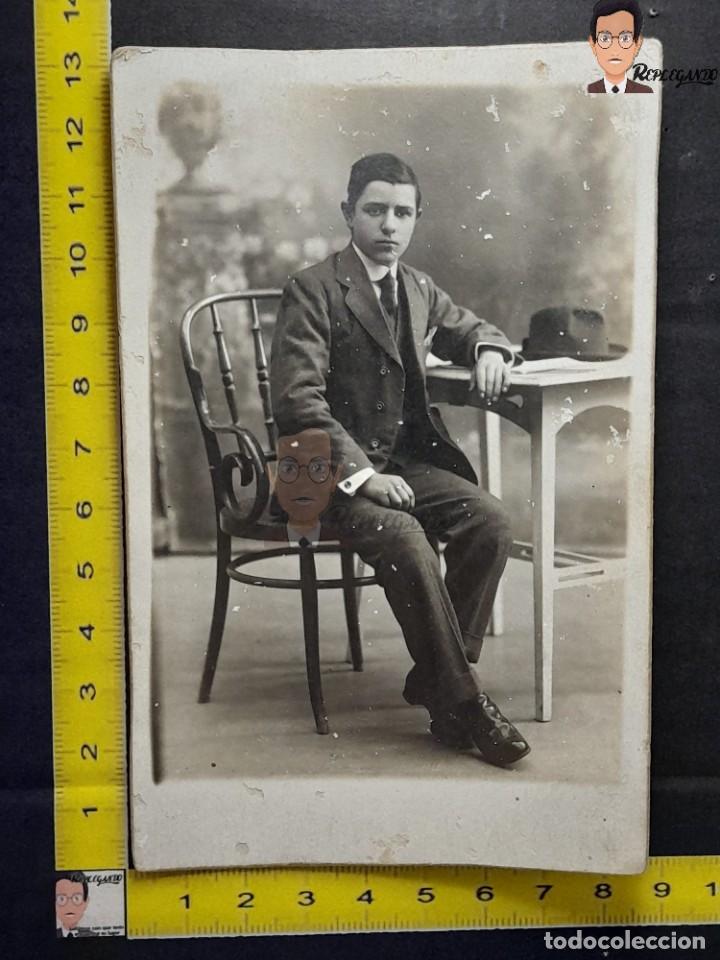 Fotograf&iacute;a antigua: HOMBRE JOVEN SENTADO CON SOMBRERO / FOTO ANTIGUA DE ESTUDIO BLANCO Y NEGRO - A&Ntilde;OS 10/20 - DAGUERRE