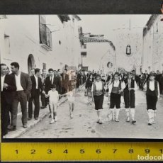 Fotografía antigua: NIÑOS BATURROS EN PROCESIÓN DE LA VIRGEN DE LA PRADAS / FOTO ANTIGUA TERUEL - SAN AGUSTÍN - AÑOS 60. Lote 322208163