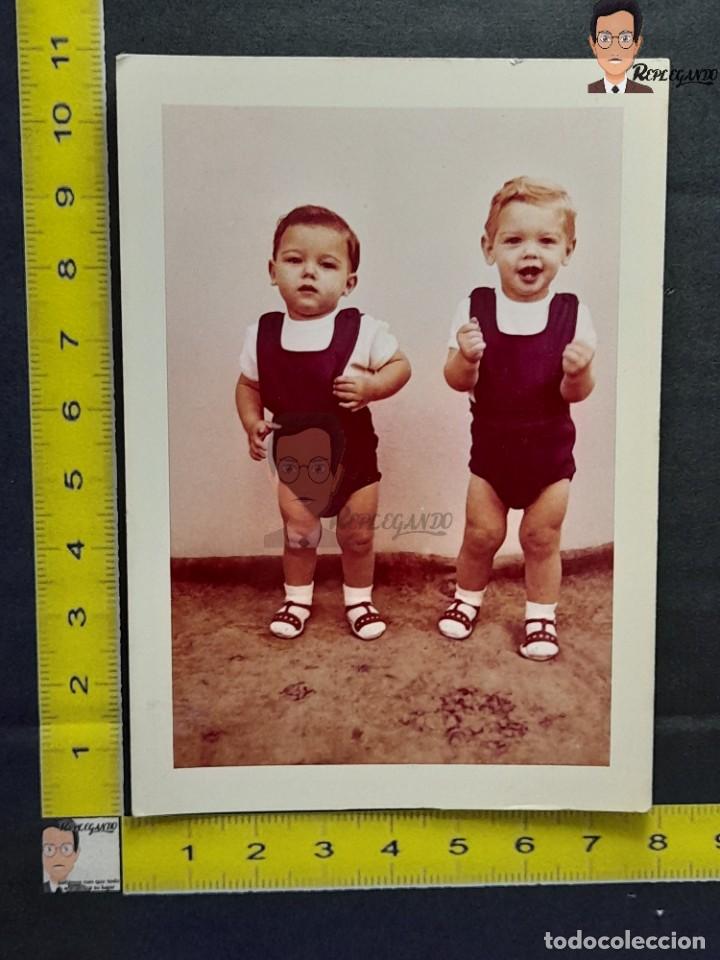 Fotografia antiga: DOS NI&Ntilde;OS HERMANOS CON PETOS IGUALES - FOTO ANTIGUA EN COLOR - A&Ntilde;OS 70 - ESPA&Ntilde;A