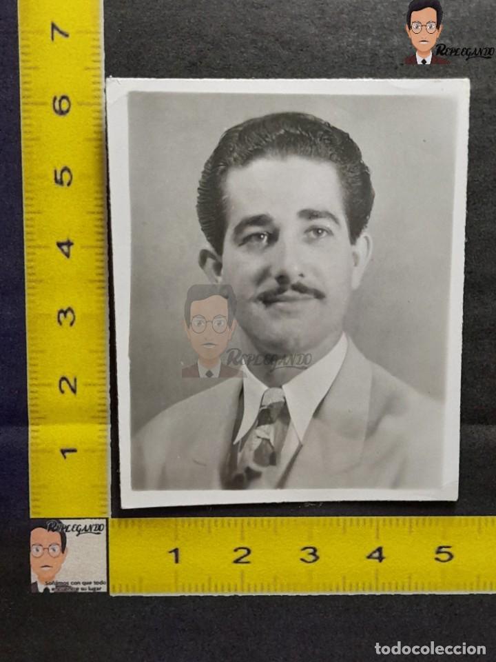 Antique Photography: HOMBRE JOVEN CON BIGOTE / GAL&Aacute;N / FOTO ANTIGUA DE ESTUDIO BLANCO Y NEGRO - A&Ntilde;O 1952 / JOVEN EN TRAJE