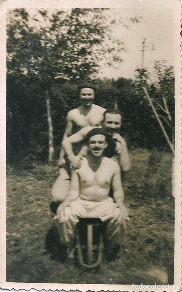 Fotograf&iacute;a antigua: X1779 Hombres en ba&ntilde;ador juntos por el campo - Foto Postal 1940'