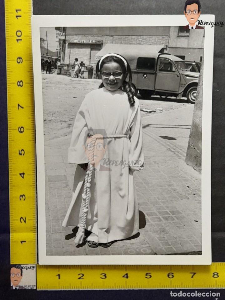 Fotograf&iacute;a antigua: NI&Ntilde;A FRENTE A FURGONETA CITROEN 2CV / FOTO ANTIGUA EN BLANCO Y NEGRO - A&Ntilde;OS 60/70 ESPA&Ntilde;A