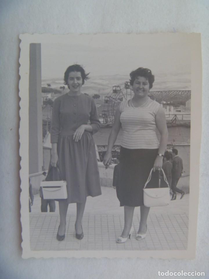Antique Photography: FOTO DE MUJERES POSANDO, DETRAS SE VE UNA NORIA , FERIA. DE FLORES, JAEN