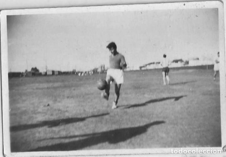 Fotograf&iacute;a antigua: X1785 Adolescentes en shorts con el bal&oacute;n en practica de futbol - Foto 8x6cm 1950'