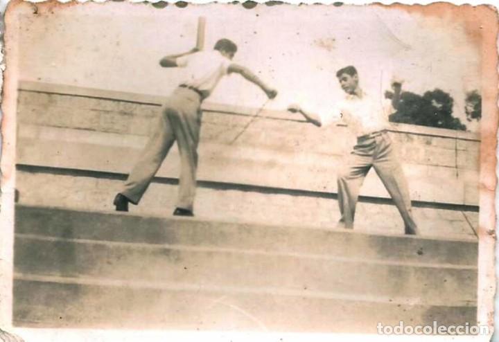 Fotograf&iacute;a antigua: X1788 J&oacute;venes hombres practicando esgrima en la escalera - Foto 8x6cm 1950'