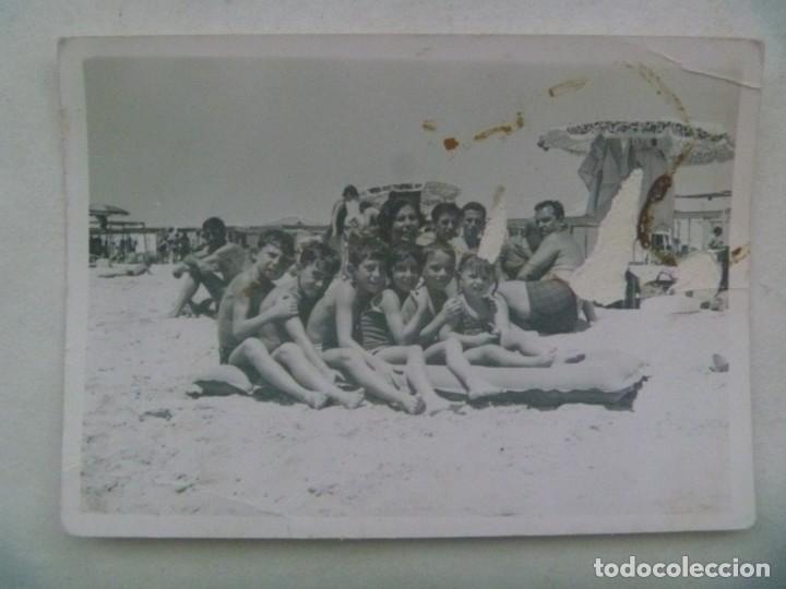 Antique Photography: FOTO DE NI&Ntilde;OS EN BA&Ntilde;ADOR EN LA PLAYA SOBRE UNA COLCHONETA