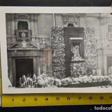 Fotografía antigua: OFRENDA DE FLORES A LA VIRGEN DE LOS DESAMPARADOS / FOTO ANTIGUA AÑOS 60/70 - FALLA VALENCIA FALLAS. Lote 323457973