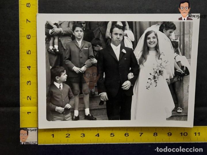 Alte Fotografie: PAREJA DE NOVIOS EL D&Iacute;A DE SU BODA / FOTO ANTIGUA EN BLANCO Y NEGRO - A&Ntilde;OS 60/70 - ESPA&Ntilde;A