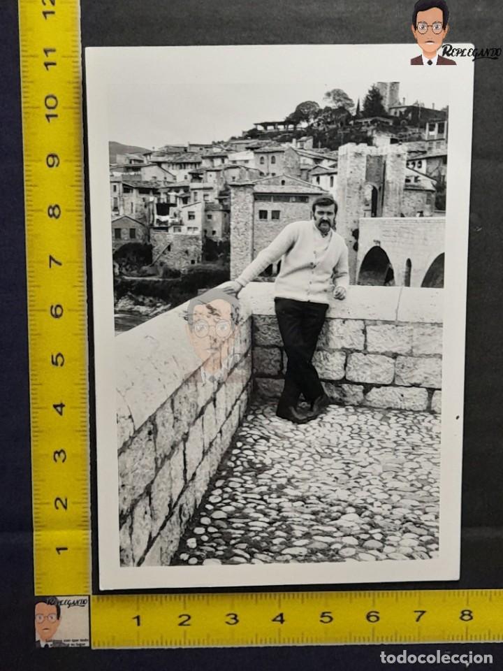 Alte Fotografie: HOMBRE EN BESAL&Uacute; - PUENTE ROM&Aacute;NICO SOBRE EL R&Iacute;O FLUVI&Agrave; / FOTO ANTIGUA BLANCO Y NEGRO - A&Ntilde;OS 60/70