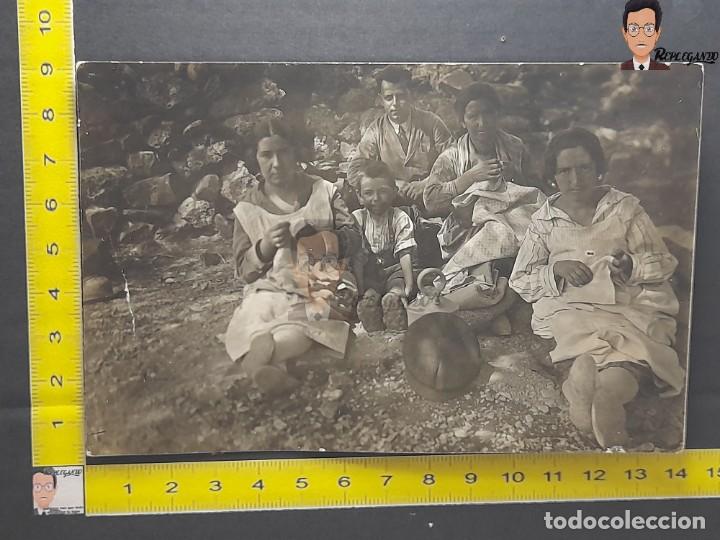 Fotograf&iacute;a antigua: FAMILIA HUMILDE EN D&Iacute;A DE CAMPO / FOTO ANTIGUA EN BLANCO Y NEGRO - A&Ntilde;OS 40/50 - COSTUMBRISMO ESPA&Ntilde;A