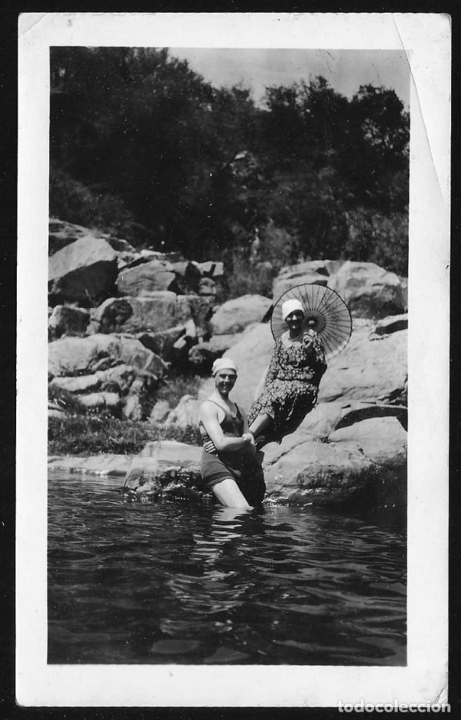 Fotograf&iacute;a antigua: 1882 - Mujer con sombrilla de mano y hombre con antiguo ba&ntilde;ador en el r&iacute;o Foto 15x9cm 1930' La Falda