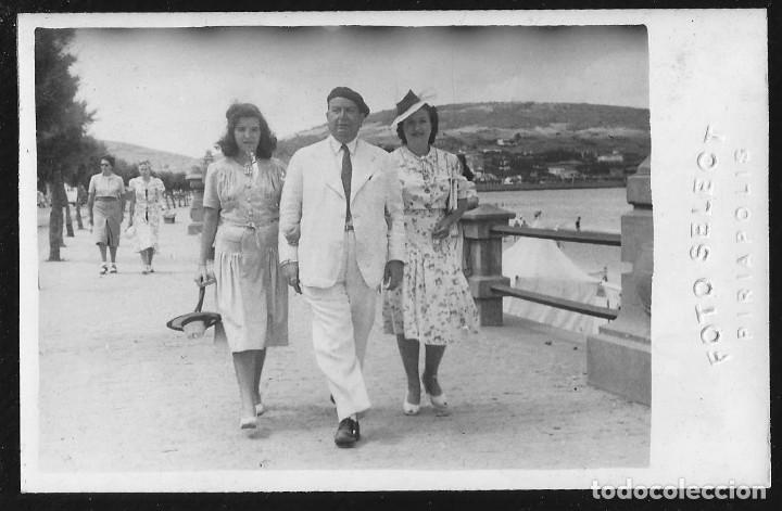 Fotografia antiga: 1886 Familia de vacaciones caminando por la rambla de Piriapolis Uruguay - Foto Postal 1940'