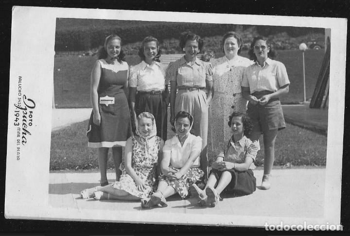 Fotografia antiga: 1887 Bonitas se&ntilde;oritas y mujeres de vacaciones en Mar del Plata - Foto Postal 1943