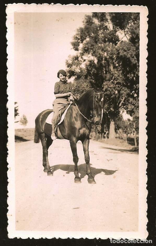 Fotografia antiga: 1897 Se&ntilde;orita con boina y pantal&oacute;n de equitaci&oacute;n montando un caballo - Foto 11x7cm 1934