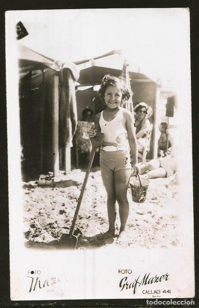 Fotografia antiga: 1920 Bonita ni&ntilde;a en ba&ntilde;ador con sus juguetes para la arena en la playa - Foto Postal 1938 Mazer