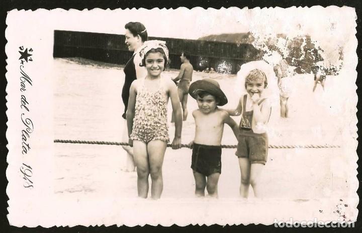 Fotografia antiga: 1921 Bonitas ni&ntilde;as y ni&ntilde;o en ba&ntilde;ador en la playa - Foto Postal 1948 UFAX