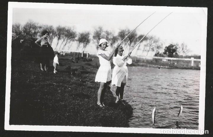 Fotografia antiga: 1922 Bonitas ni&ntilde;as con sus peces, pescando en la laguna de Cnel Baigorria Argentina Foto 14x9cm 1933