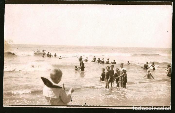 Fotografia antiga: 1924 Bonitos ni&ntilde;os en antiguo ba&ntilde;ador en el mar cogiendo la soga - Foto Postcard 1920'