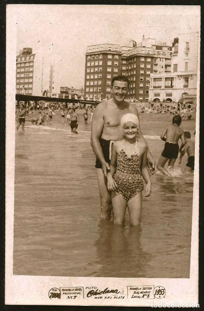 Fotografia antiga: 1929 Bonita ni&ntilde;a y su padre en ba&ntilde;ador en la playa - Foto Postal 1953