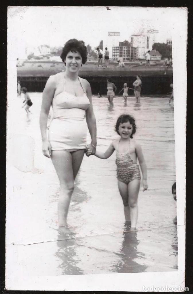 Fotografia antiga: 1931 Bonita ni&ntilde;a y su madre en ba&ntilde;ador en la playa - Foto Postal 1950'
