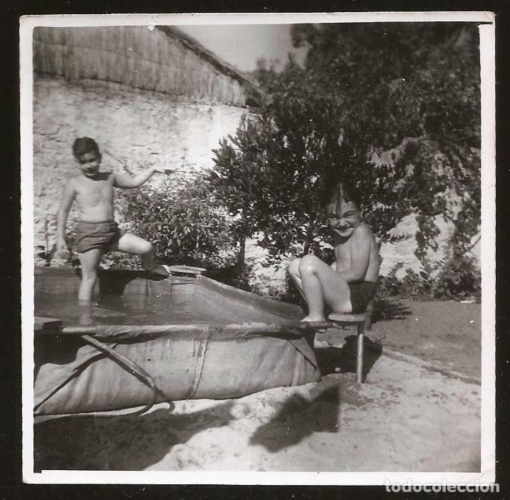 Fotograf&iacute;a antigua: 1951 Bonita ni&ntilde;a y ni&ntilde;o en ba&ntilde;ador en la piscina de lona - Foto 8x8cm 1960'