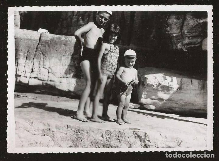 Fotograf&iacute;a antigua: 1973 Bonita ni&ntilde;a y ni&ntilde;os en ba&ntilde;ador - Foto 12x8cm 1950'