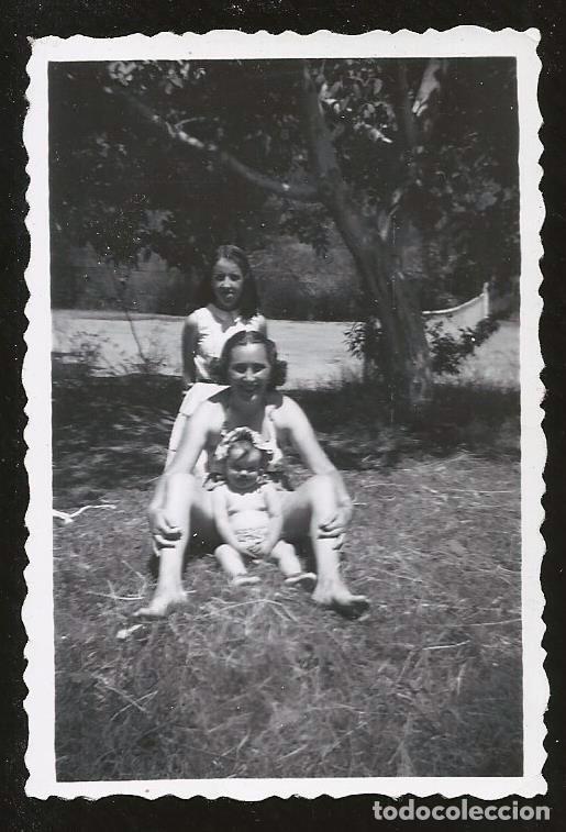 Fotograf&iacute;a antigua: 1974 Bonita ni&ntilde;a y beb&eacute; junto a su madre en el jard&iacute;n - Foto 9x6cm 1950'