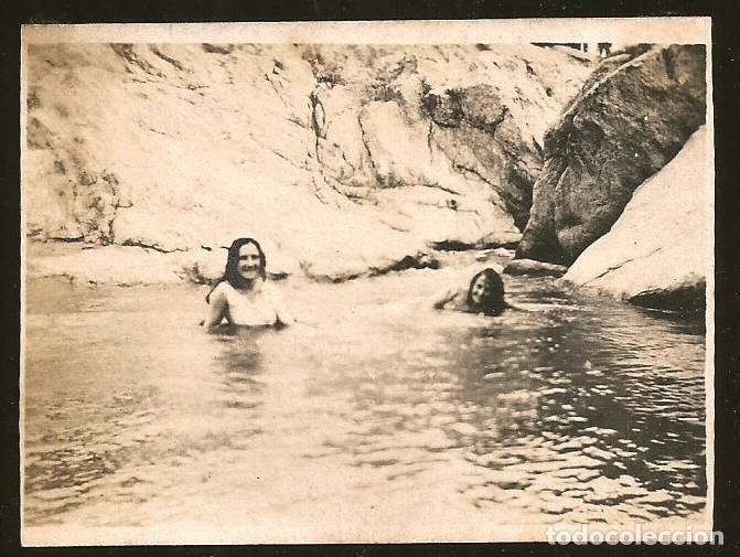 Fotograf&iacute;a antigua: 1980 Bonitas se&ntilde;oritas en antiguo ba&ntilde;ador en el r&iacute;o - Foto 8x6cm 1930'