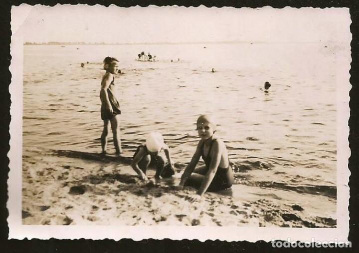 Fotograf&iacute;a antigua: 1985 Ni&ntilde;o y ni&ntilde;as en antiguo ba&ntilde;ador en la playa - Foto 9x6cm 1930'