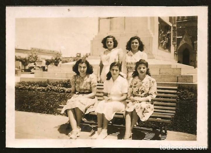 Fotograf&iacute;a antigua: 1992 Bonitas se&ntilde;oritas en el parque - Foto 9x6cm 1940'