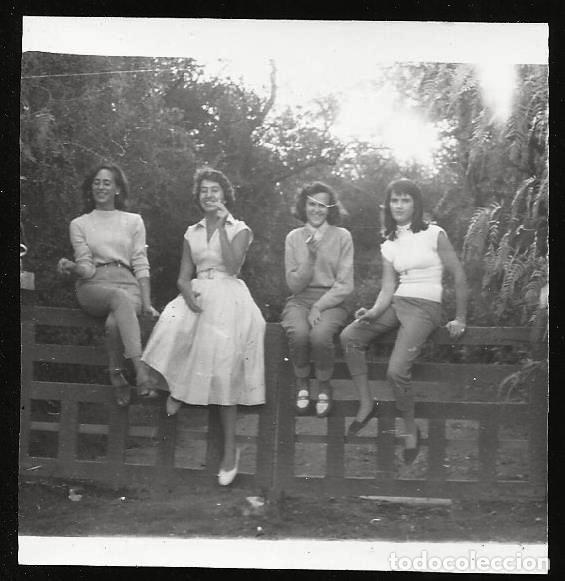 Fotograf&iacute;a antigua: 1996 Bonitas se&ntilde;oritas adolescentes soplando panaderos - Foto 7x6cm 1950'