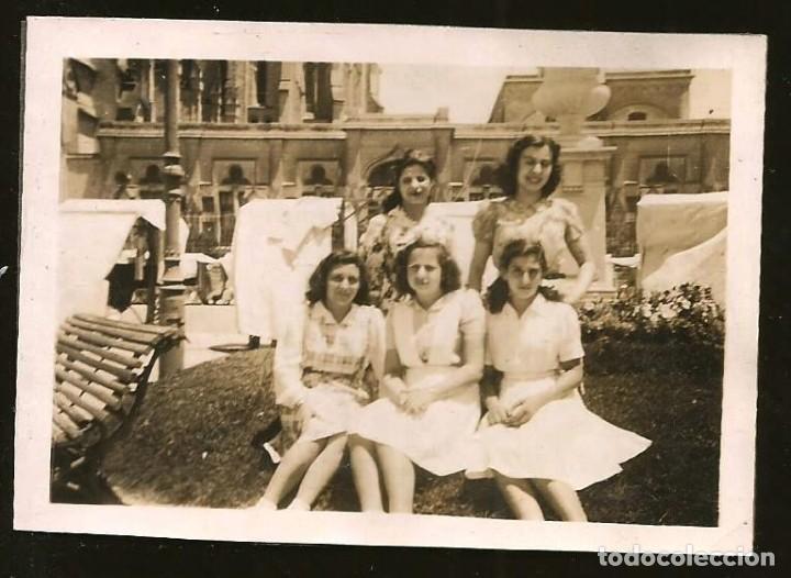 Fotograf&iacute;a antigua: 2002 Bonitas ni&ntilde;as adolescentes en el parque - Foto 9x6cm 1940'