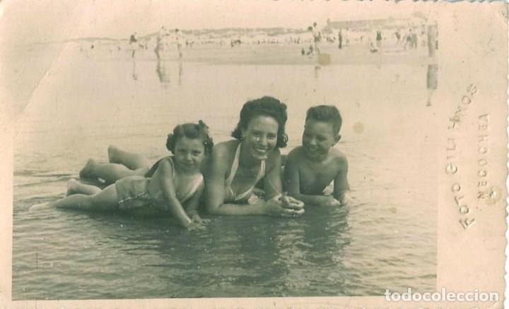Fotograf&iacute;a antigua: X1790 Bonita ni&ntilde;a y ni&ntilde;o junto a su bella madre en ba&ntilde;ador en la playa de Necochea Foto Postal 1949