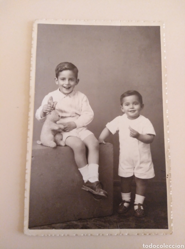 Fotograf&iacute;a antigua: Ni&ntilde;os con conejo. A&ntilde;o 1952. 14,5 x 9,4 cm