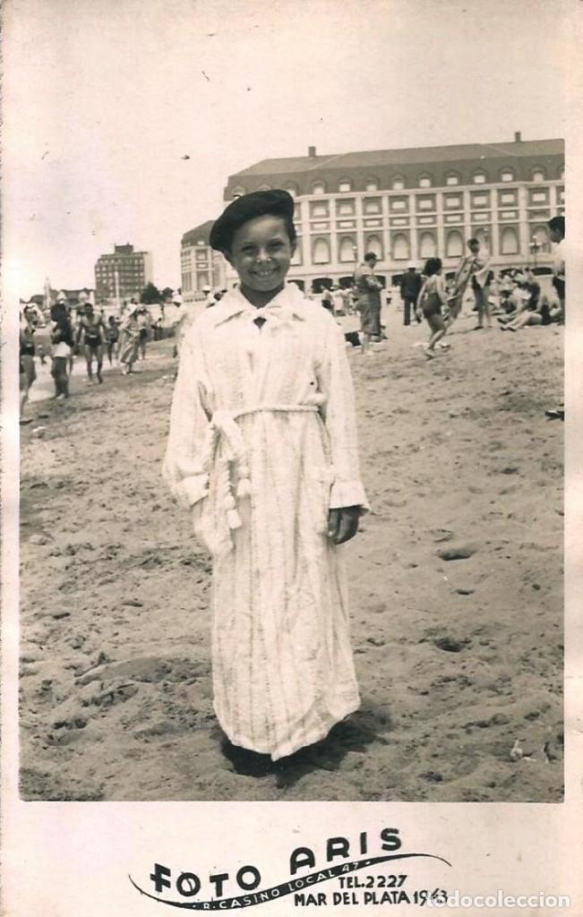 Fotograf&iacute;a antigua: X1810 Bonito ni&ntilde;o con bata de ba&ntilde;o en la playa - Foto Postal 1940'