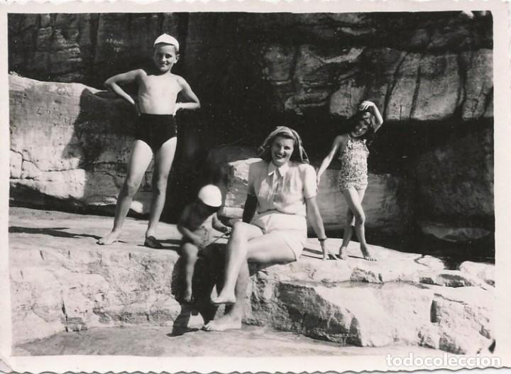 Alte Fotografie: X1823 Bonitos ni&ntilde;os y ni&ntilde;a en ba&ntilde;ador junto a su bella madre en la playa - Foto 12x8cm 1950'