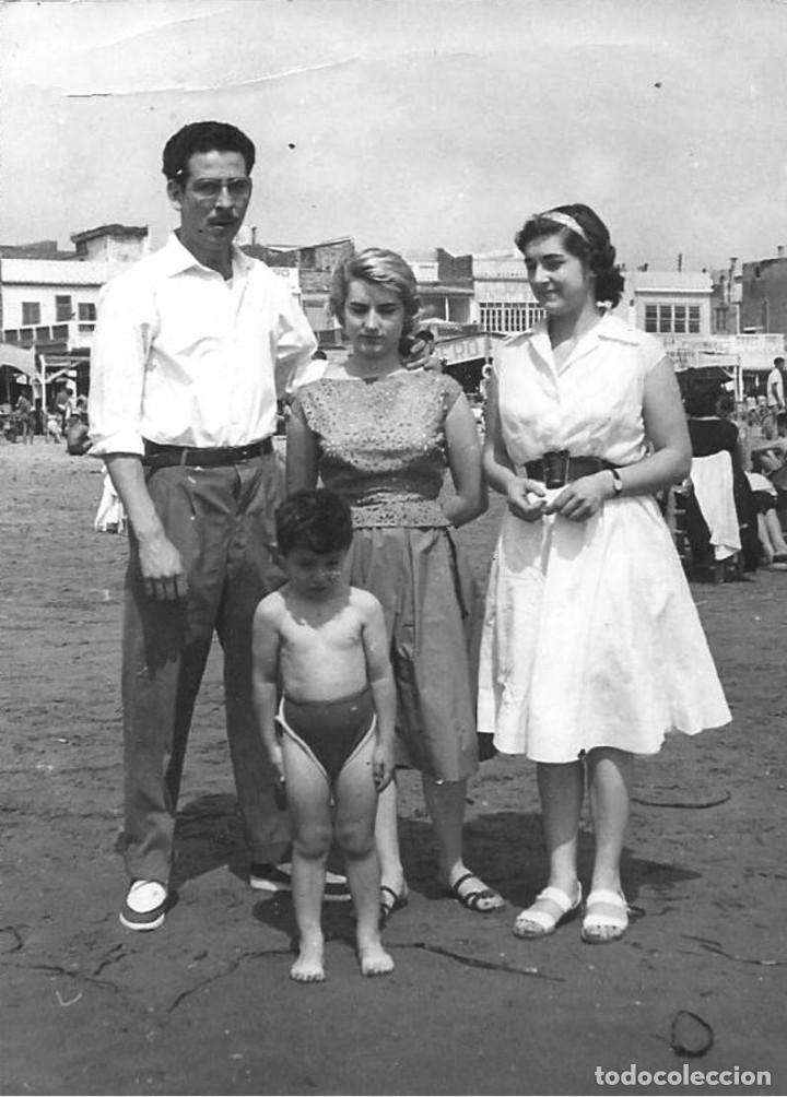 Alte Fotografie: X1824 Bonito ni&ntilde;o en ba&ntilde;ador junto a sus padres y t&iacute;a en la playa - Foto 10x7cm 1950'