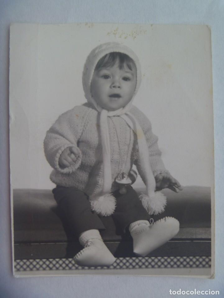 Fotograf&iacute;a antigua: PRECIOSA FOTO DE ESTUDIO DE NI&Ntilde;O PEQUE&Ntilde;O CON GORRITO, 1968. DE RAILLO , SEVILLA