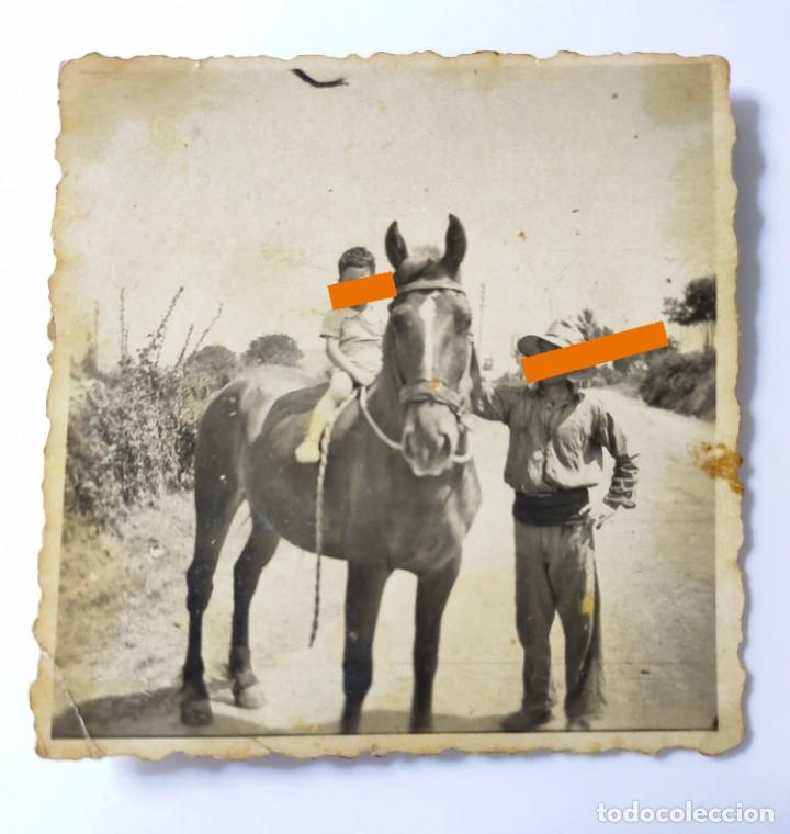 Fotografia antica: Antigua fotograf&iacute;a. Ni&ntilde;o con el caballo. A&ntilde;os 40.