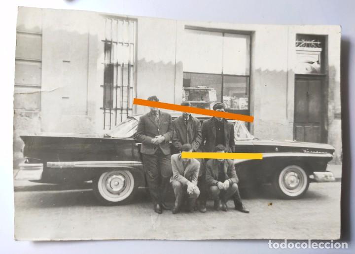 Antique Photography: Antigua fotograf&iacute;a. Chicos junto al autom&oacute;vil. A&ntilde;os 50.