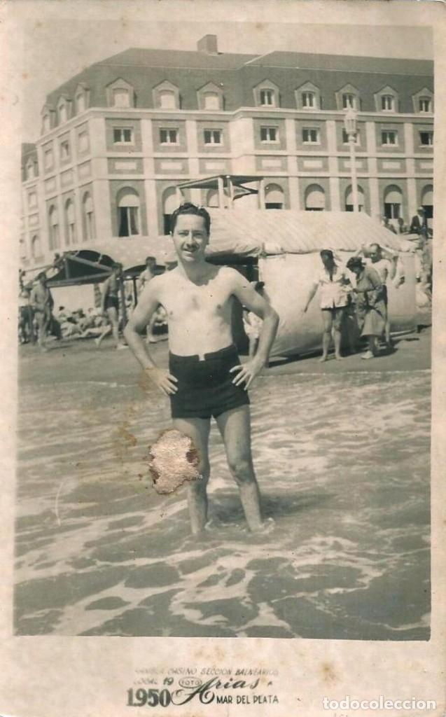 Alte Fotografie: X1833 Hombre en ba&ntilde;ador en la playa - Foto Postal 1950